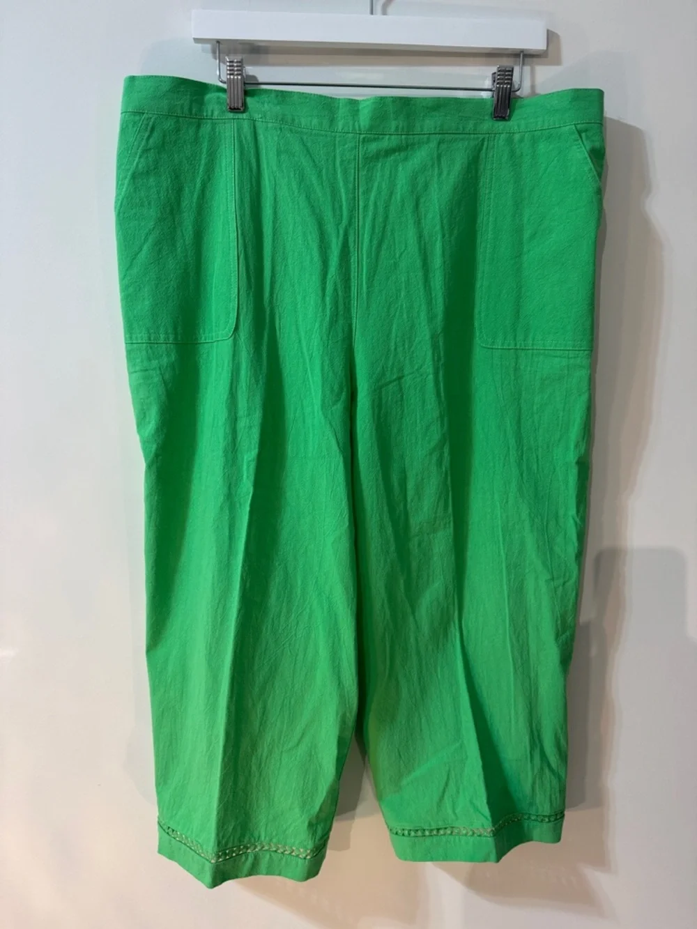 Cropped Eyelet Hem Twill Regular Fit Capris in Lime Size 18